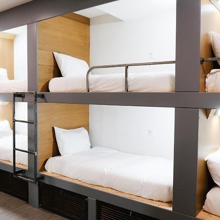 Cwtsh Hostel Swansea Exterior foto A typical pod room at a capsule hotel