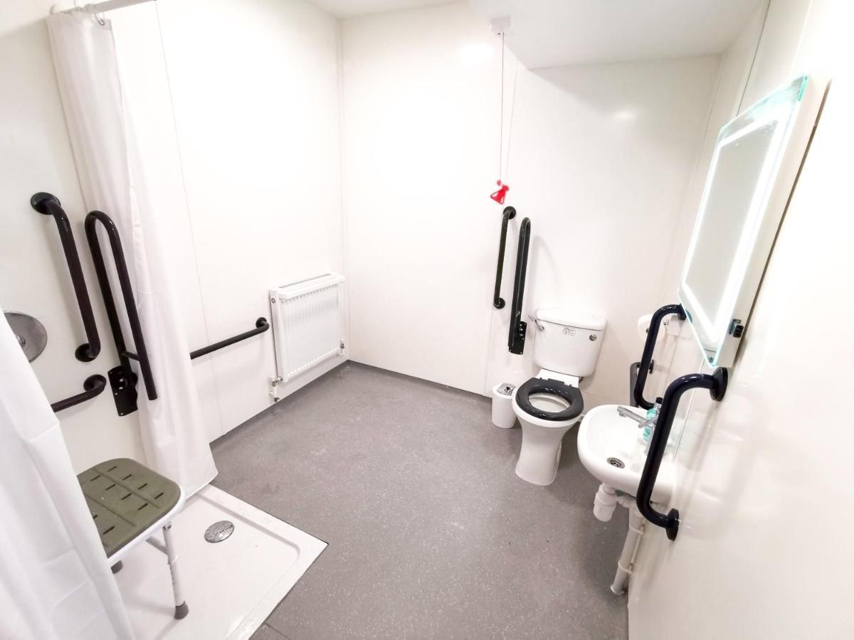 Cwtsh Hostel Swansea Exterior foto Disabled toilet with alarm bell
