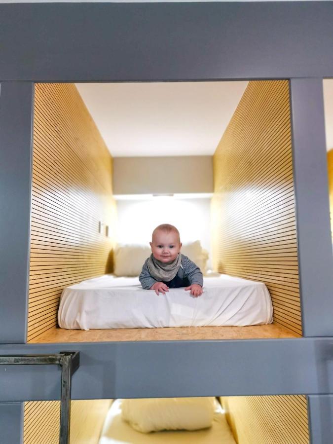 Cwtsh Hostel Swansea Exterior foto A baby in a crib